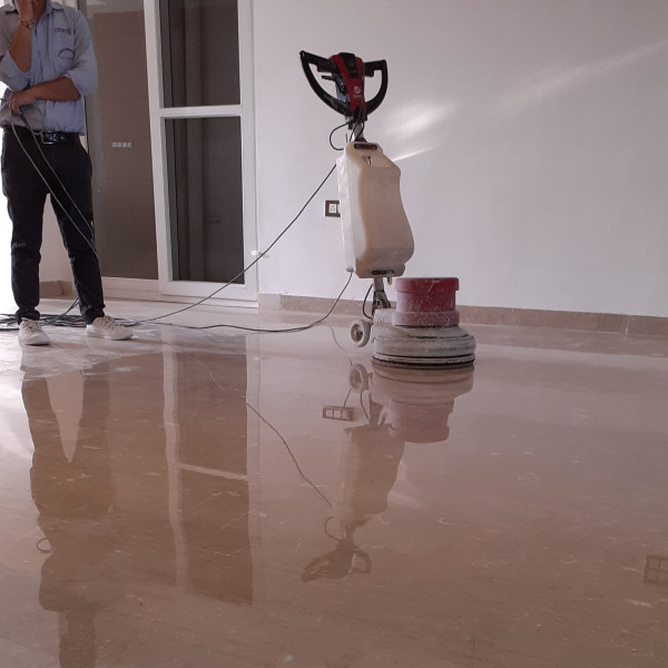 دستگاه کفسابی روی کف سنگی براق